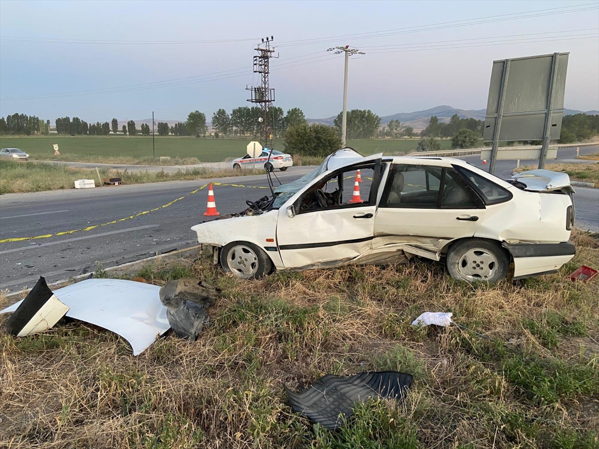 Afyonkarahisar'da otomobil ile traktör çarpıştı, 4 kişi yaralandı