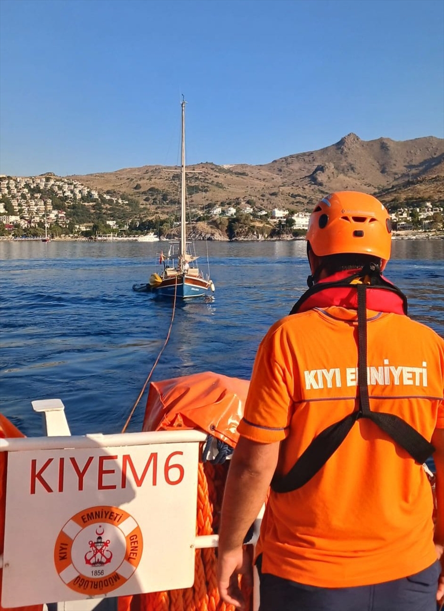Bodrum açıklarında sürüklenen teknedeki 2 kişi kurtarıldı