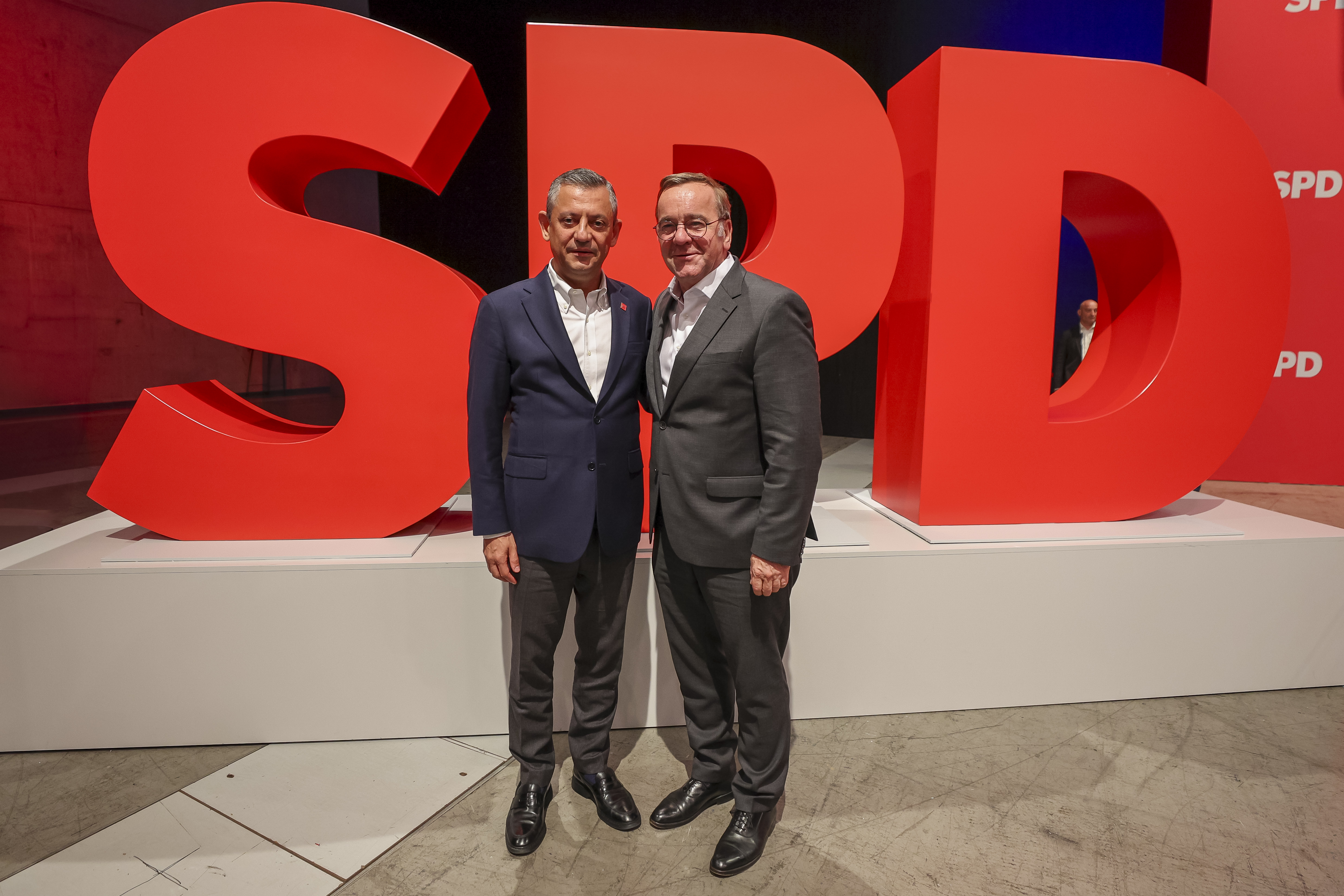CHP Genel Başkanı Özel, Berlin'de temaslarda bulundu