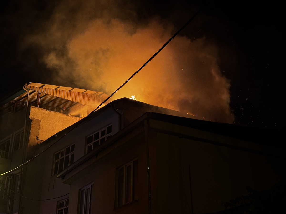 Bursa'da oto tamirhanesinde çıkan yangın hasara neden oldu