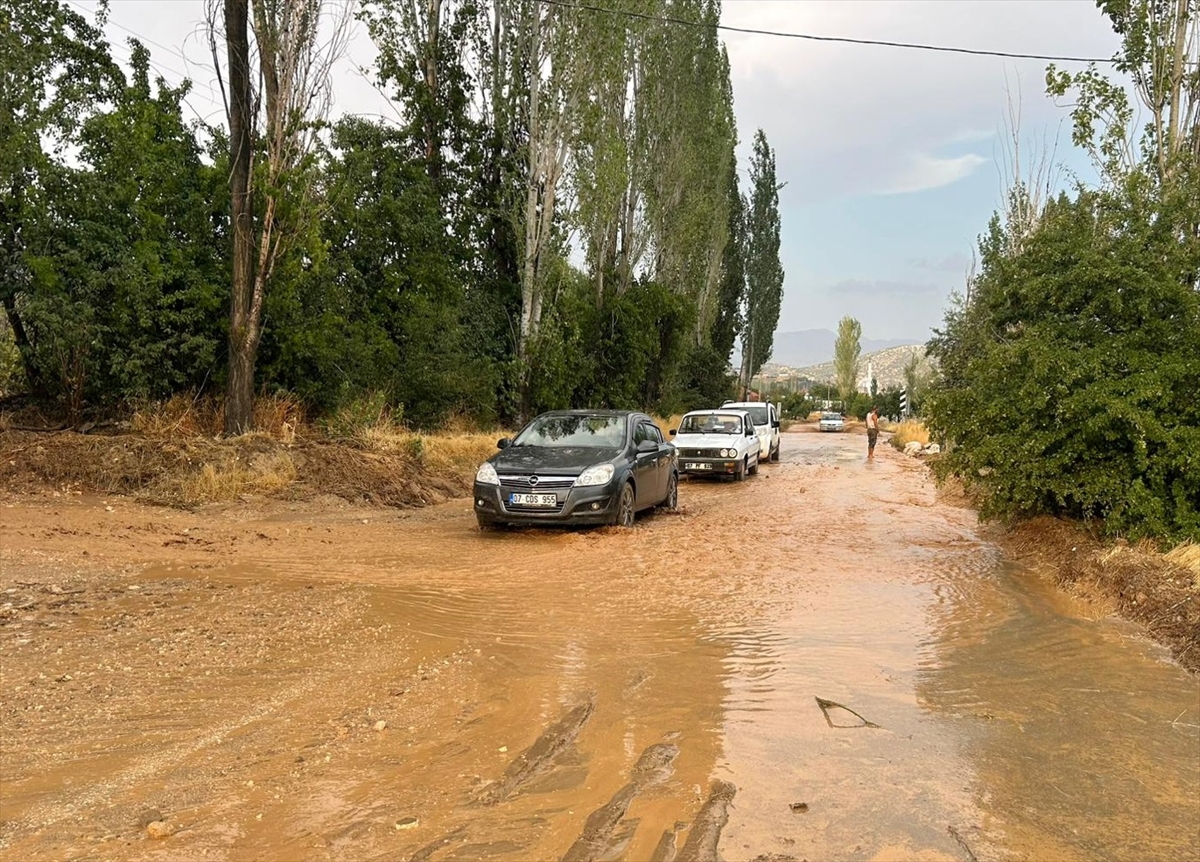Antalya'nın Elmalı ilçesinde sağanak, dolu ve hortum etkili oldu