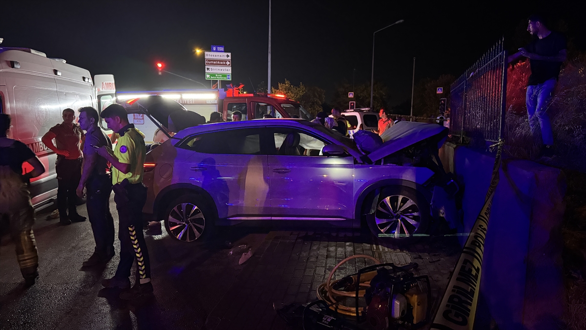 Bursa'da cip ile otomobilin çarpıştığı kazada 2'si ağır 8 kişi yaralandı